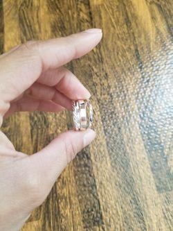 beautiful silver ring available in sizes 8 and 9