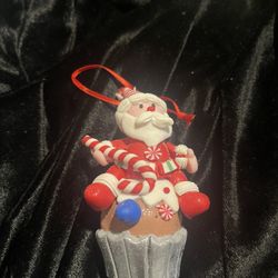 NWOT Santa Claus With A Candy Cane Sitting On A Cupcake