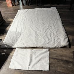 FREE TWIN BEDSHEETS AND ONE PILLOW CASE ALMOST NEW.