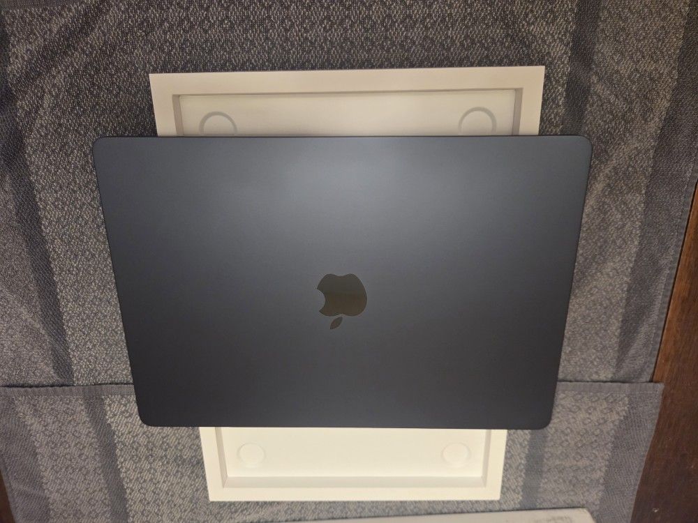 15 In MacBook Air With Apple M3 Chip And Magic Mouse