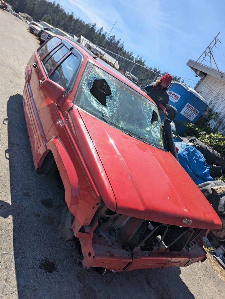 Parting Out 1996 Jeep Grand Cherokee Parts