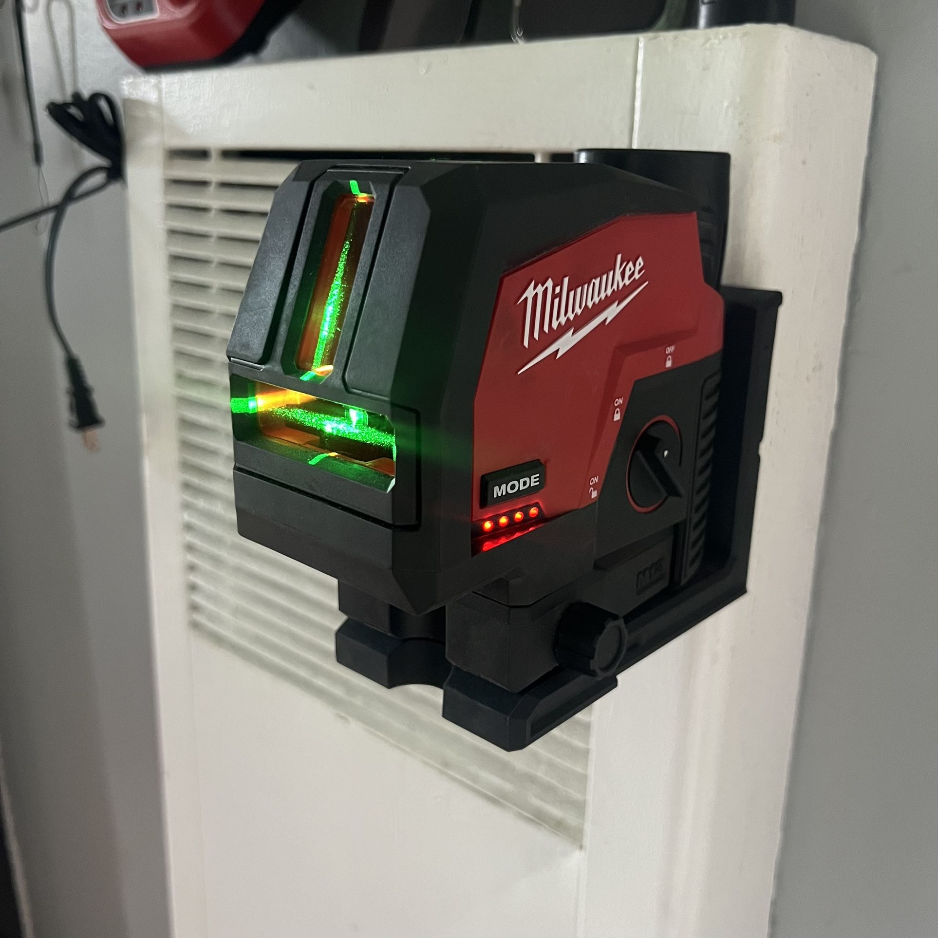 Milwaukee M12 12-Volt Lithium-Ion Cordless Green 125 ft. Cross Line and Plumb Points Laser Level