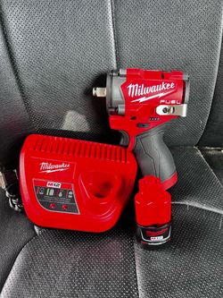 Milwaukee M12 FUEL 12V Lithium-Ion Brushless Cordless Stubby 1/2 in. Impact Wrench with Pin Detent with battery and charger