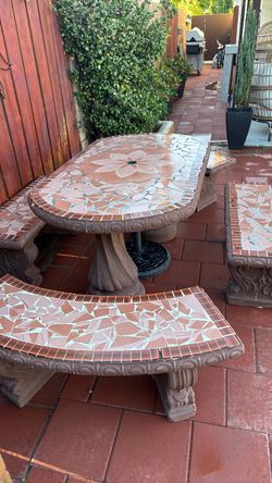 Mesa de concreto con sus bancas