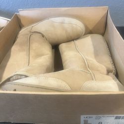 Vendo Estas Botas  Marca  UGG  Medida 8  Size 8