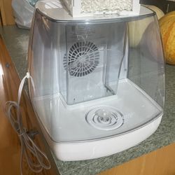 Equate 1.1 Gallon 250 Sq ft Invisible Cool Mist Humidifier, White 