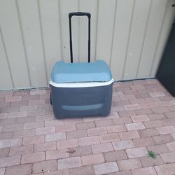 Ice Chest Cooler By  IGloo  On Wells  Top Little  Damage  I ASK  $25.00