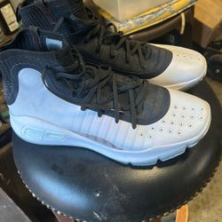 Under Armour V 60 Never Worn 12.5