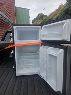 Hisense 3.2 cu. ft. Refrigerator and freezer. Stainless steel doors Model# RT32D6ASE great condition.