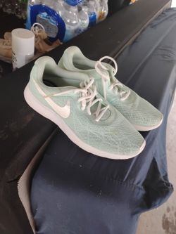 Women's 9.5 Nike Running Shoes 