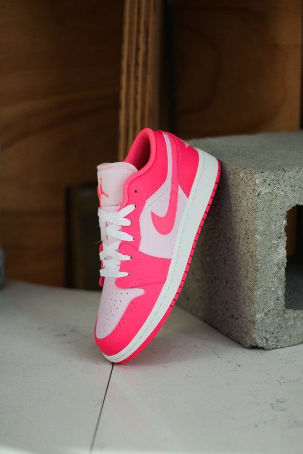AIR JORDAN
AIR JORDAN 1 LOW (GS) "PINK FOAM/HYPER PINK-SUMMIT WHITE" SZ 7 Y