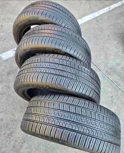255/45/19 pirelli Selling a set of 4 tires in excellent condition 🫡