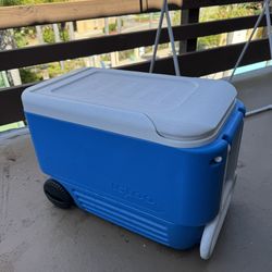 Igloo Rolling Cooler with Wheels - Great for Beach/Picnic