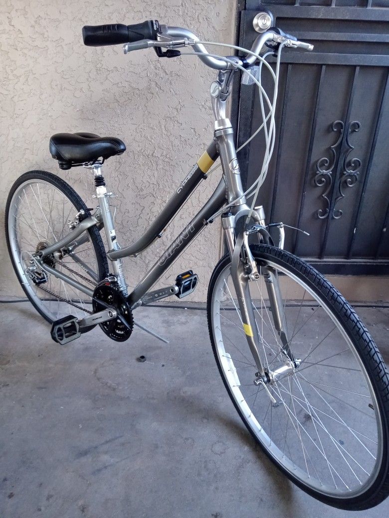 Like New Bike Giant CYPRESS HYBRID TIRES SIZE 700C FRAME SIZE SMALL