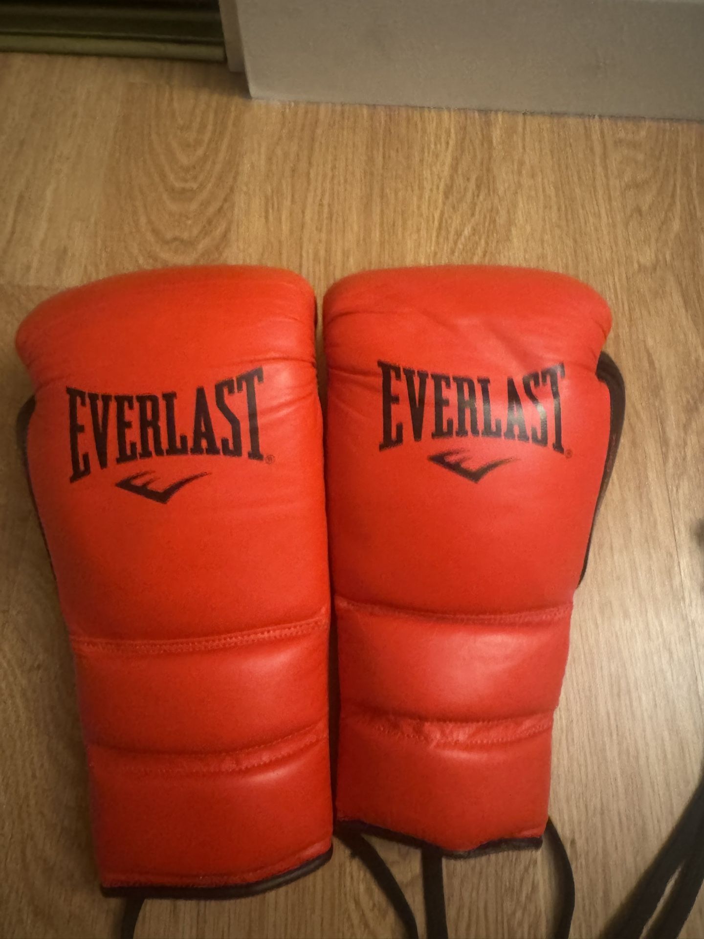Everlast Powerlock 2 Boxing Gloves (12oz) – Black & Red