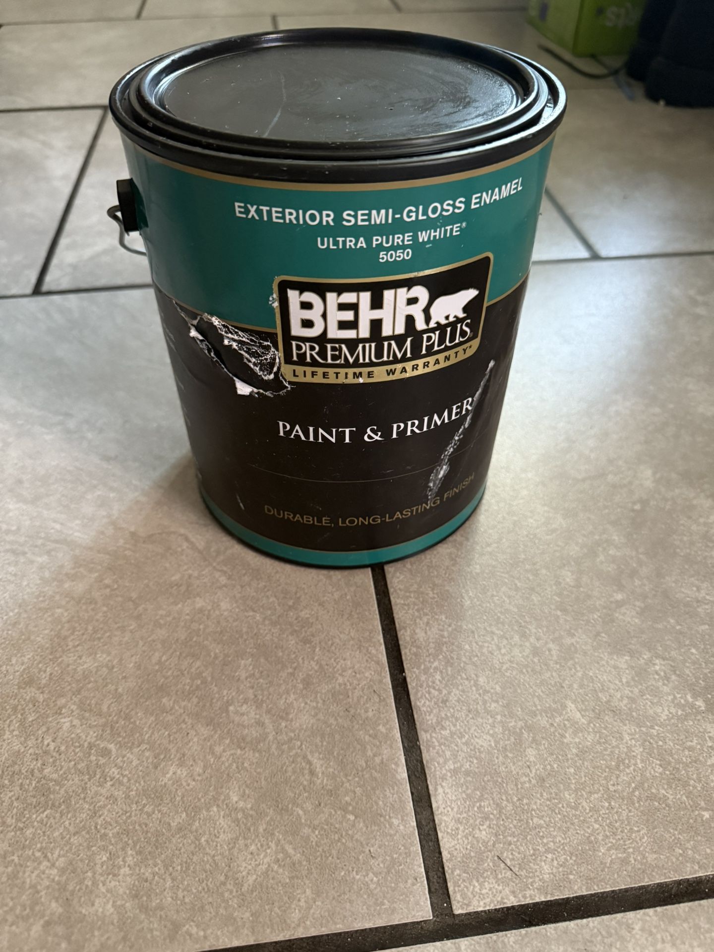 1 gal. #BWC-12 Vibrant White Semi-Gloss Enamel Exterior Paint & Primer/1 gal. #BWC-12 Pintura e imprimación exterior de esmalte semibrillante blanco v