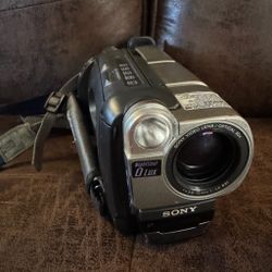 Sony Handycam CCD-TRV37 Video8 XR 200x Digital Zoom Video Camera Recorder