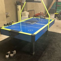Air hockey table