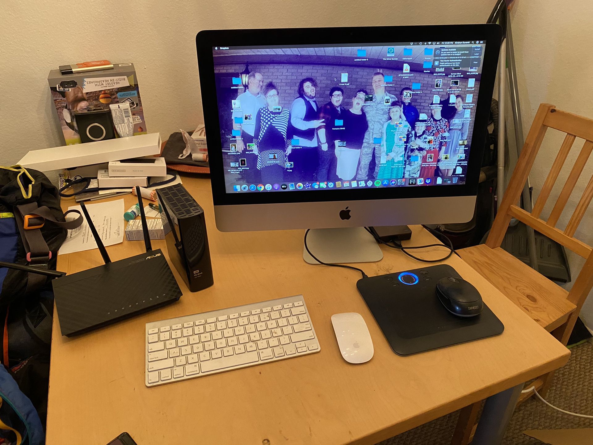 21.5in iMac(late 2013) with accessories.