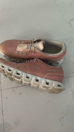 On sneakers woman’s size W7