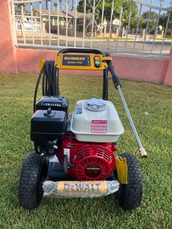 DEWALT 3600 PSI 2.5 GPM Gas Cold Water Professional Pressure Washer with HONDA GX200 Engine