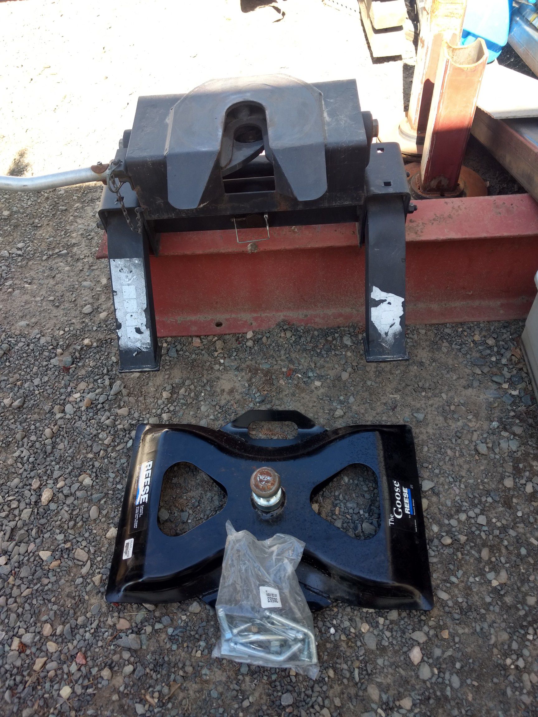 Fifth wheel hitch and goose neck