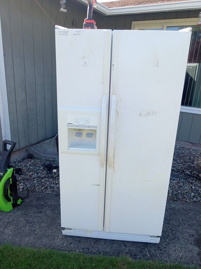 Kenmore Refrigerator/Freezer W/ Water And Ice