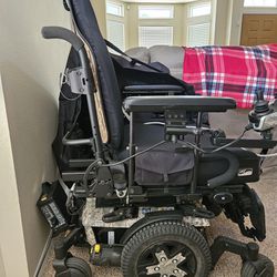 Quantum q six electric wheelchair