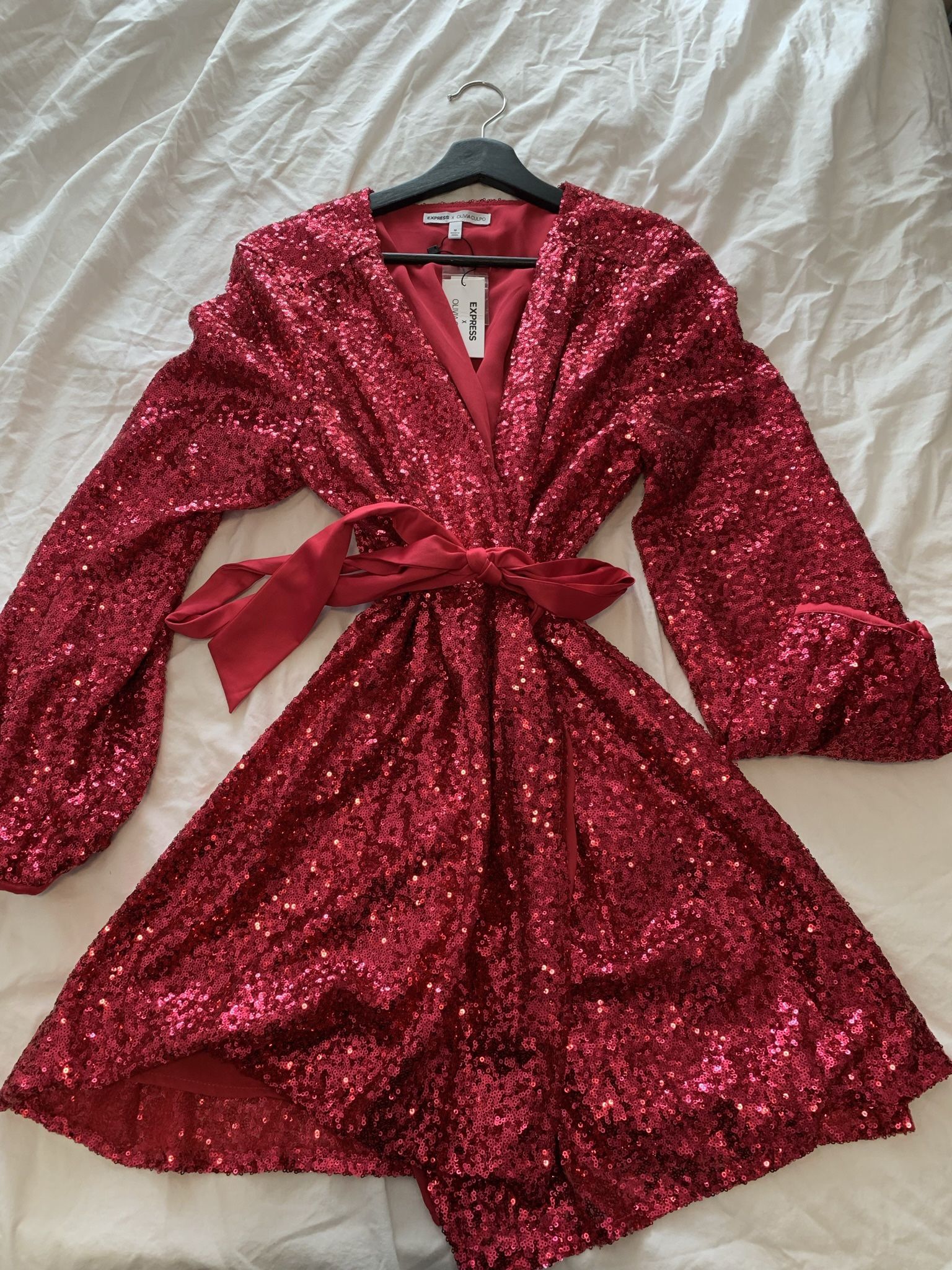 NYE Dress Medium hot pink robe dress by EXPRESS X Olivia Culpo - www.tita.cl NYE Dress Medium hot pink robe dress by EXPRESS X Olivia Culpo - www.tita.cl