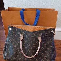 Louis Vuitton Women's Purse With Bag