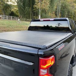 Like New 2019-2022 Chevy Bedcover  