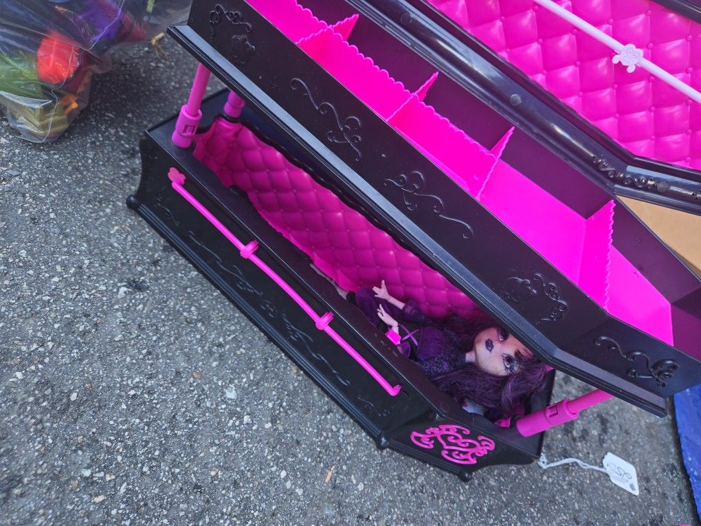 Monster High Dolls And Funiture