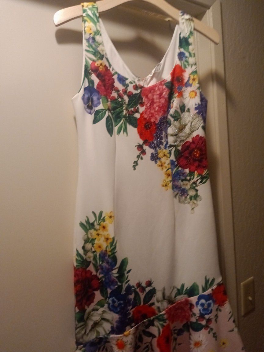 BRAND: Venus- White Floral Dress SIZE: M