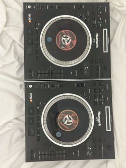 2 Numark V7 Turntables Working Good Condition