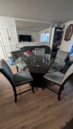 Glass table with five high chairs