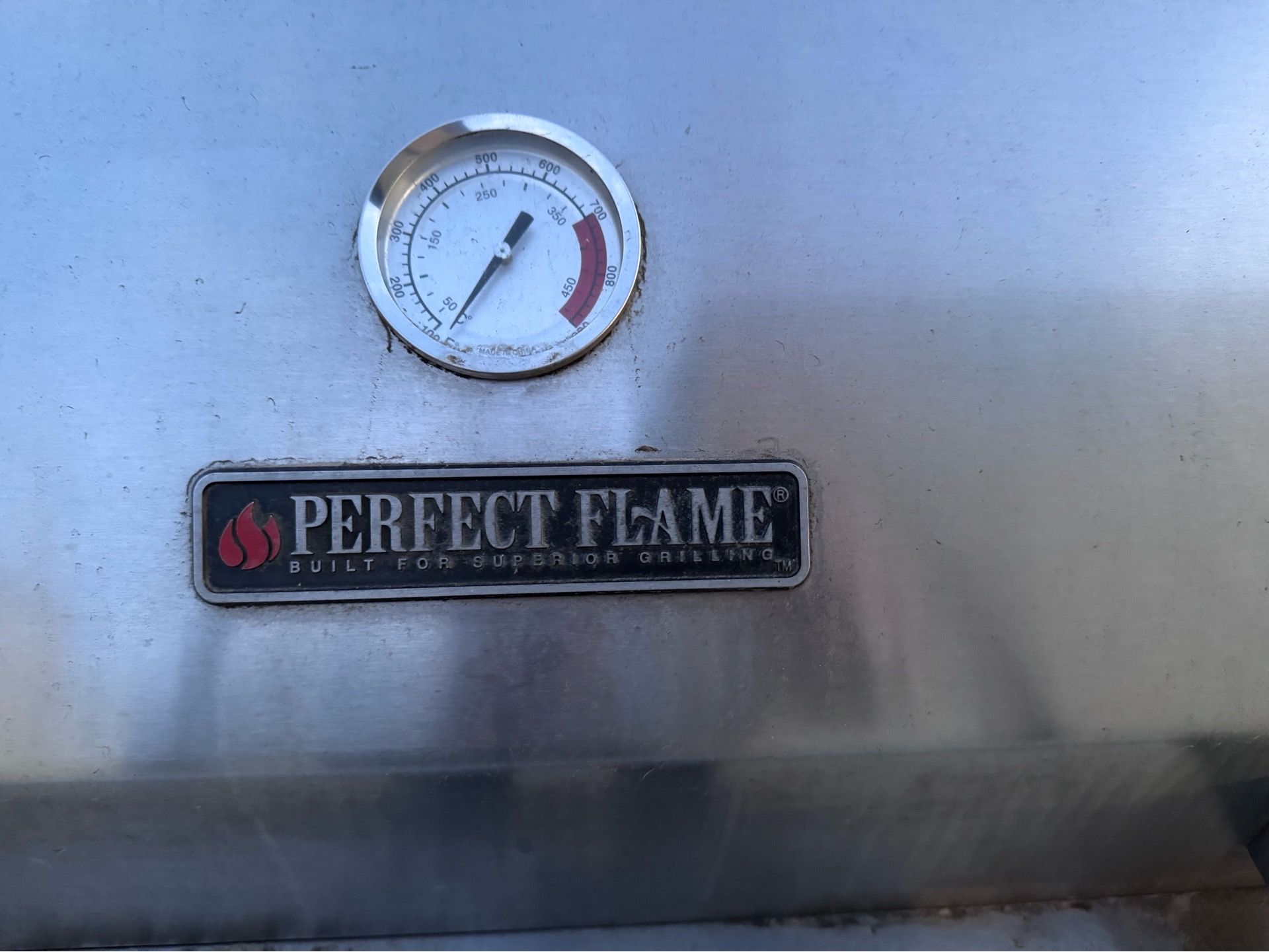 STAINLESS STEAL BBQ GRILL HAS FIVE BURNERS