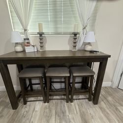 Table w Barstools