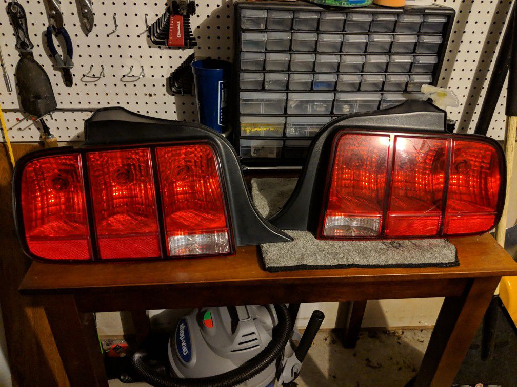 2007 Mustang OEM Tailights w/harnesses and all bulbs