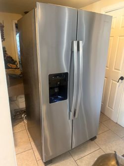 Refrigerator side-by-side