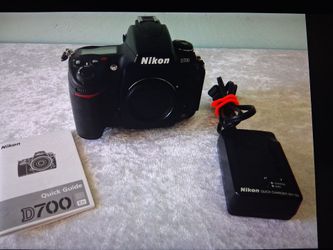 Nikon d700 DSLR camera body 12.1 MP with battery charger and Really Right Stuff grip