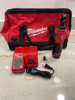 Milwaukee M12 Cordless Ratchet Kit w/CP 2.0 Battery, Charger & Tool Bag