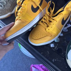 Nike Air Jordan 1 Mid University Gold Black