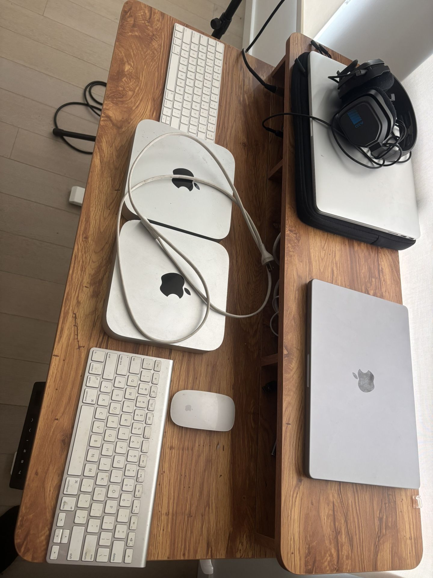 MAC MINI (2 OF THEM)