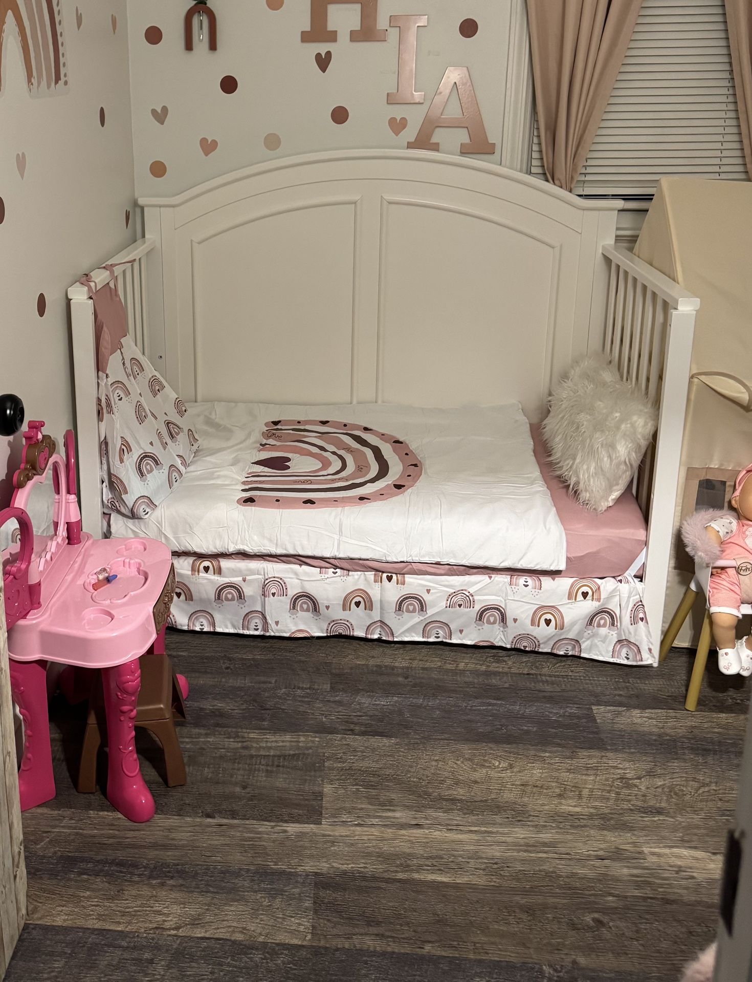 Crib / Turns Into Toddler Bed