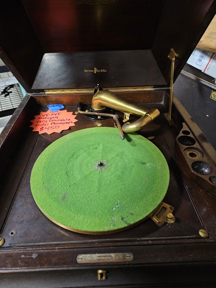 1917 VC-XVI Mahogamy Victor phonograph