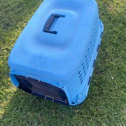 Pet Crate. Has A Small Crack. But It Is Functional. Pick Up In Pasadena. 