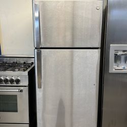 GE APARTMENT SIZE TOP FREEZER REFRIGERATOR 