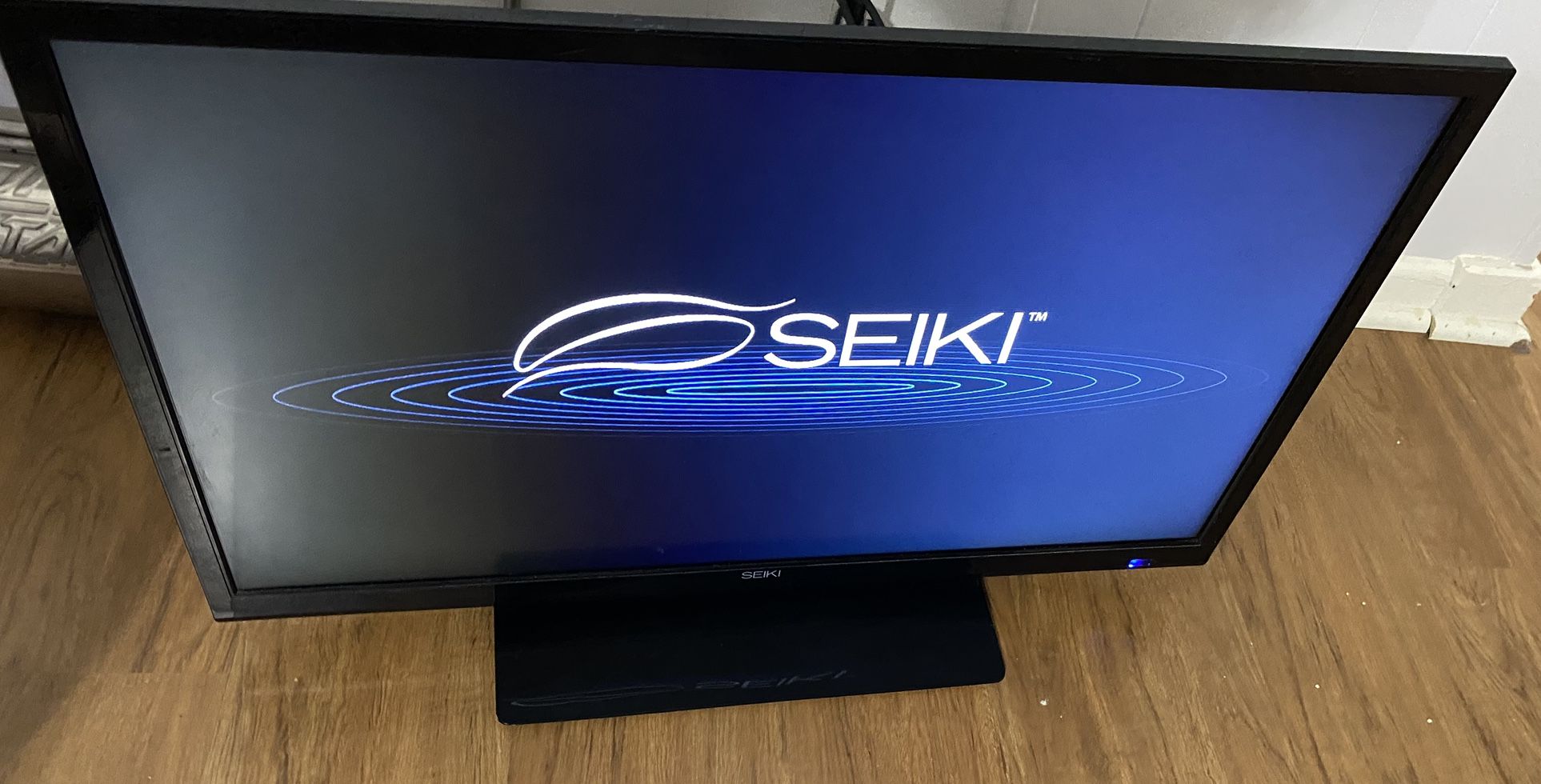 28" SEIKI SMART TV