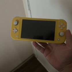 Switch Lite With Charger, Yellow