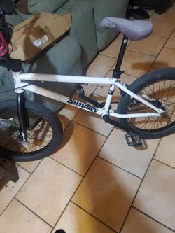 its a bmx 22 inch All white shockwave